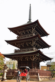 三重の塔と人力車