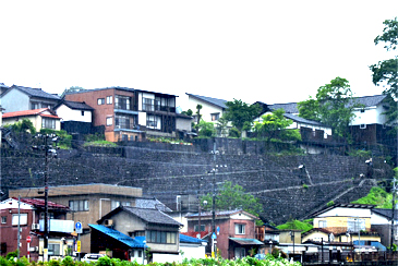 河岸段丘上の街