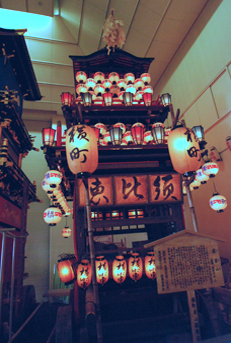 提灯が点灯した山車